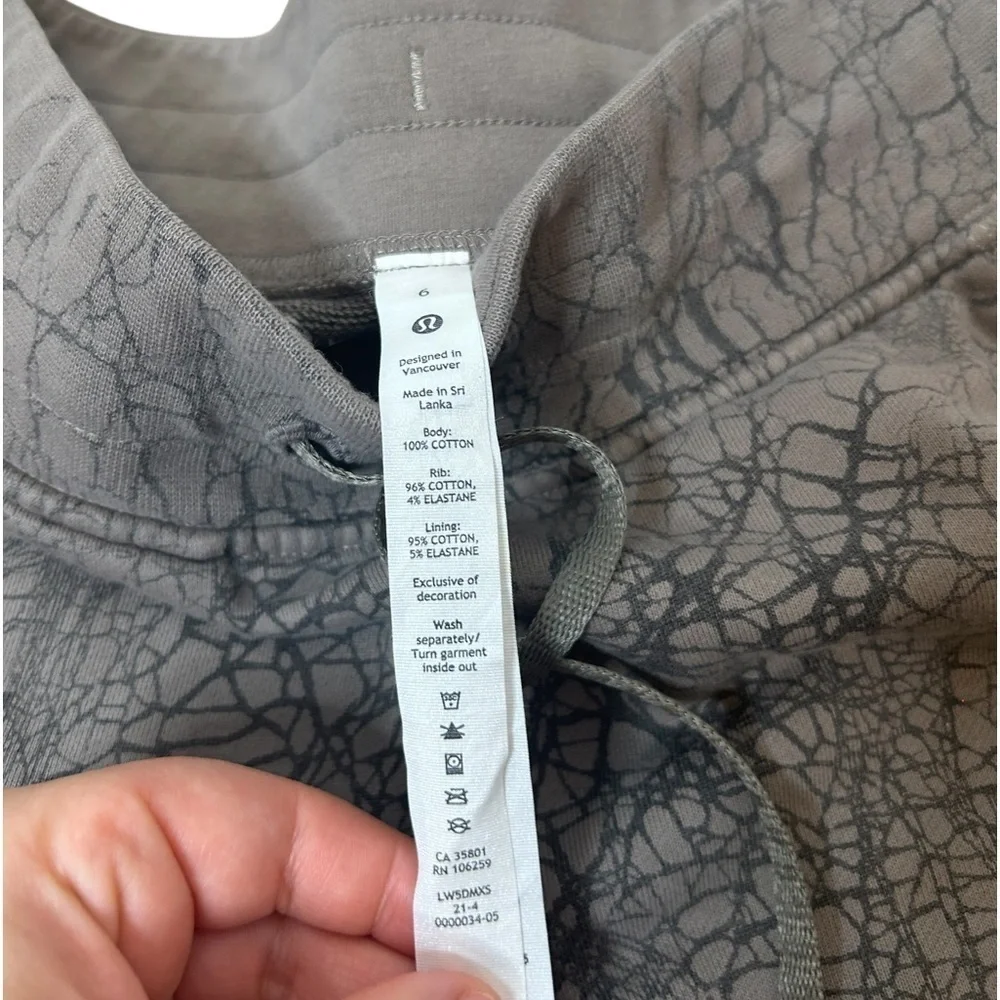 Lululemon Women Warm Down Slim Fit Mid Rise Jogger Athleisure 7/8 Length Size 6